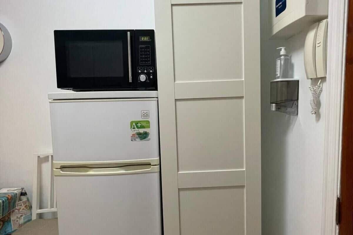 fridge, microwave, oven, coffee/tea maker