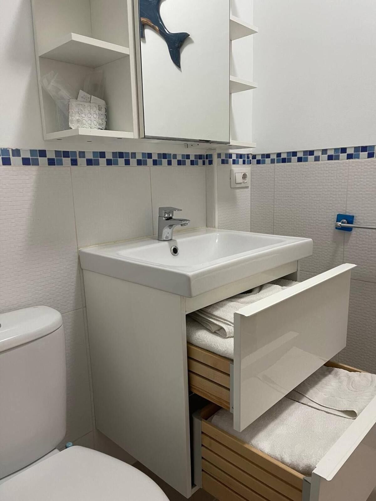 shower, free toiletries, hair dryer