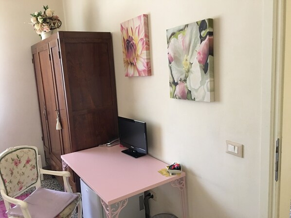 Economy Double Room | Desk, cribs/infant beds, rollaway beds, free WiFi