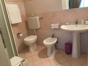 Chambre Double Supérieure, vue jardin | Salle de bain | Douche, articles de toilette gratuits, sèche-cheveux