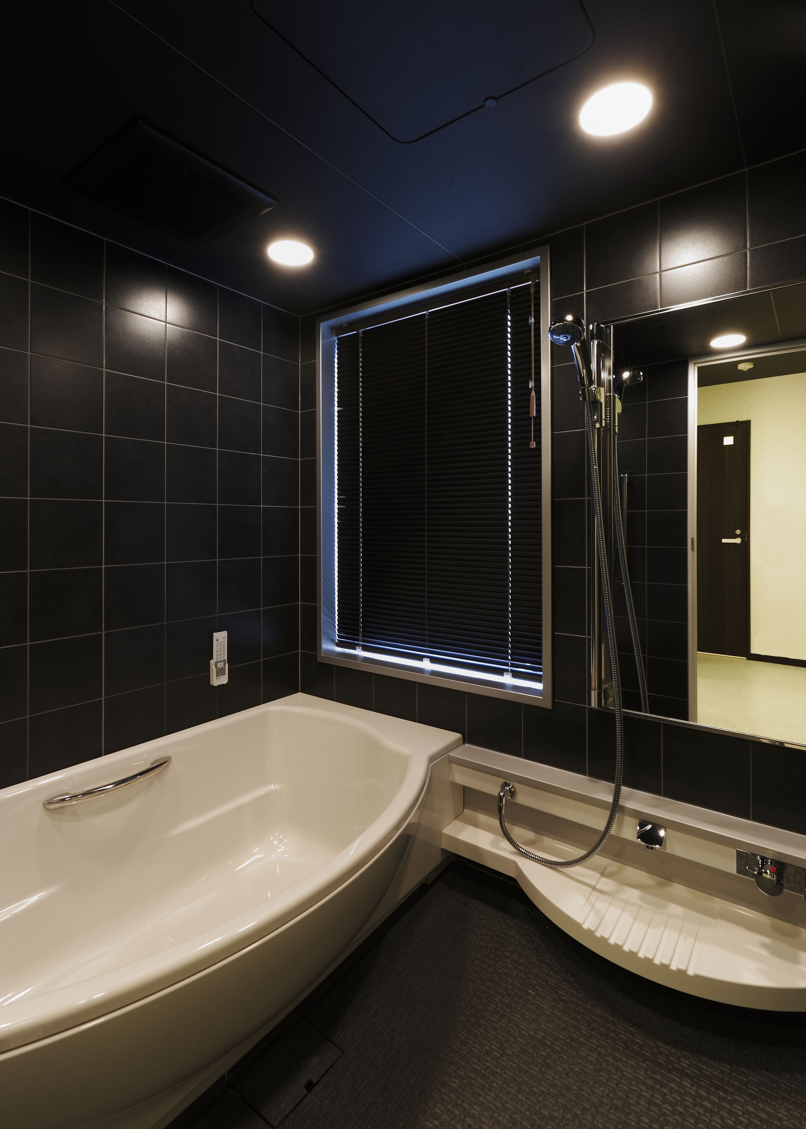 executive room, executive level | bathroom | combined shower/bathtub, deep-soaking bathtub, free toiletries