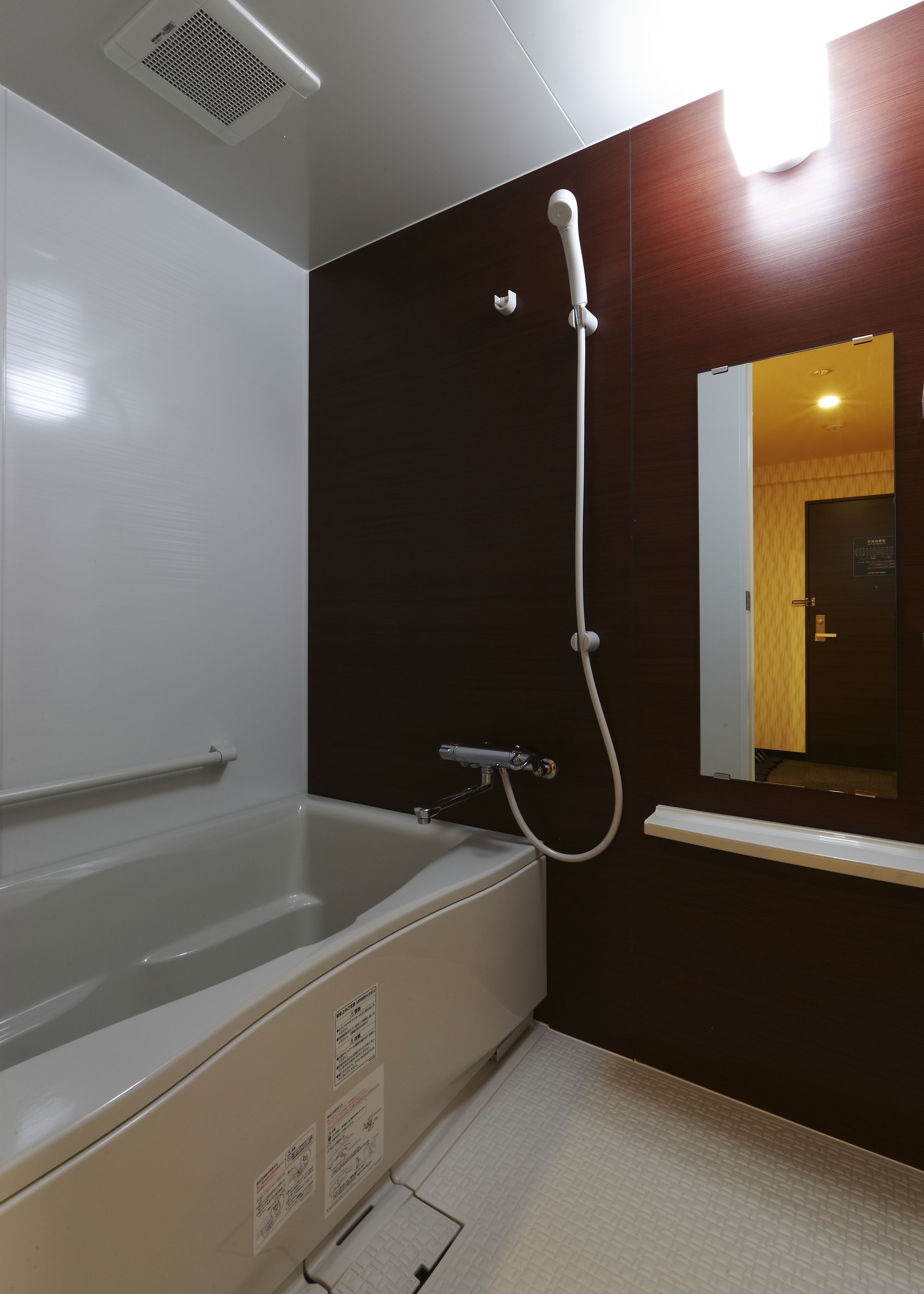 combined shower/bathtub, deep-soaking bathtub, free toiletries