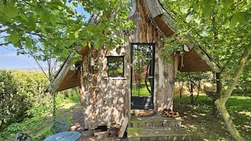 Cabane Standard, salle de bains commune (Fée Oursinest) | Extérieur