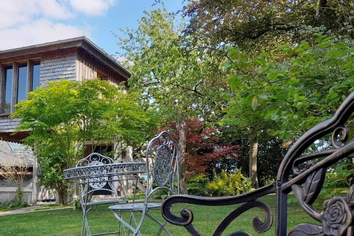 Een modern huis met een schuin dak en een klein terras.