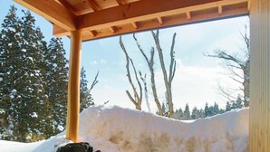 A wooden cabin with a clear view of a snowy landscape and a pond. - Morino Lodge Myoko - Hostel (Myoko)
