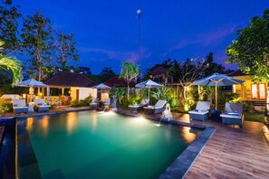 Outdoor pool, pool loungers - Song Bintang Villas (Lembongan Island)
