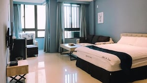 A hotel room with a bed, a desk, a chair, and a TV. - Cat Nap (Luodong)
