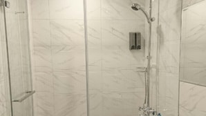 A modern bathroom with a glass-enclosed shower, a toilet, and a sink. - Cat Nap (Luodong)