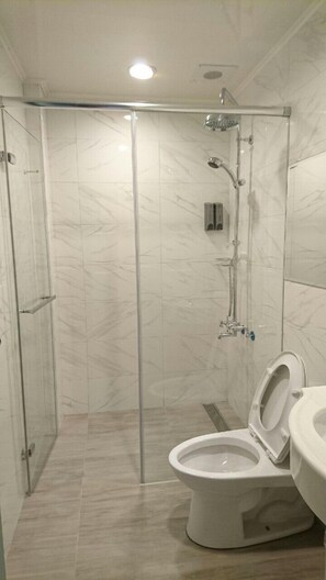 Kahden hengen superior-huone | Kylpyhuone | Suihku, ilmaiset hygieniatuotteet, hiustenkuivaaja, tohvelit