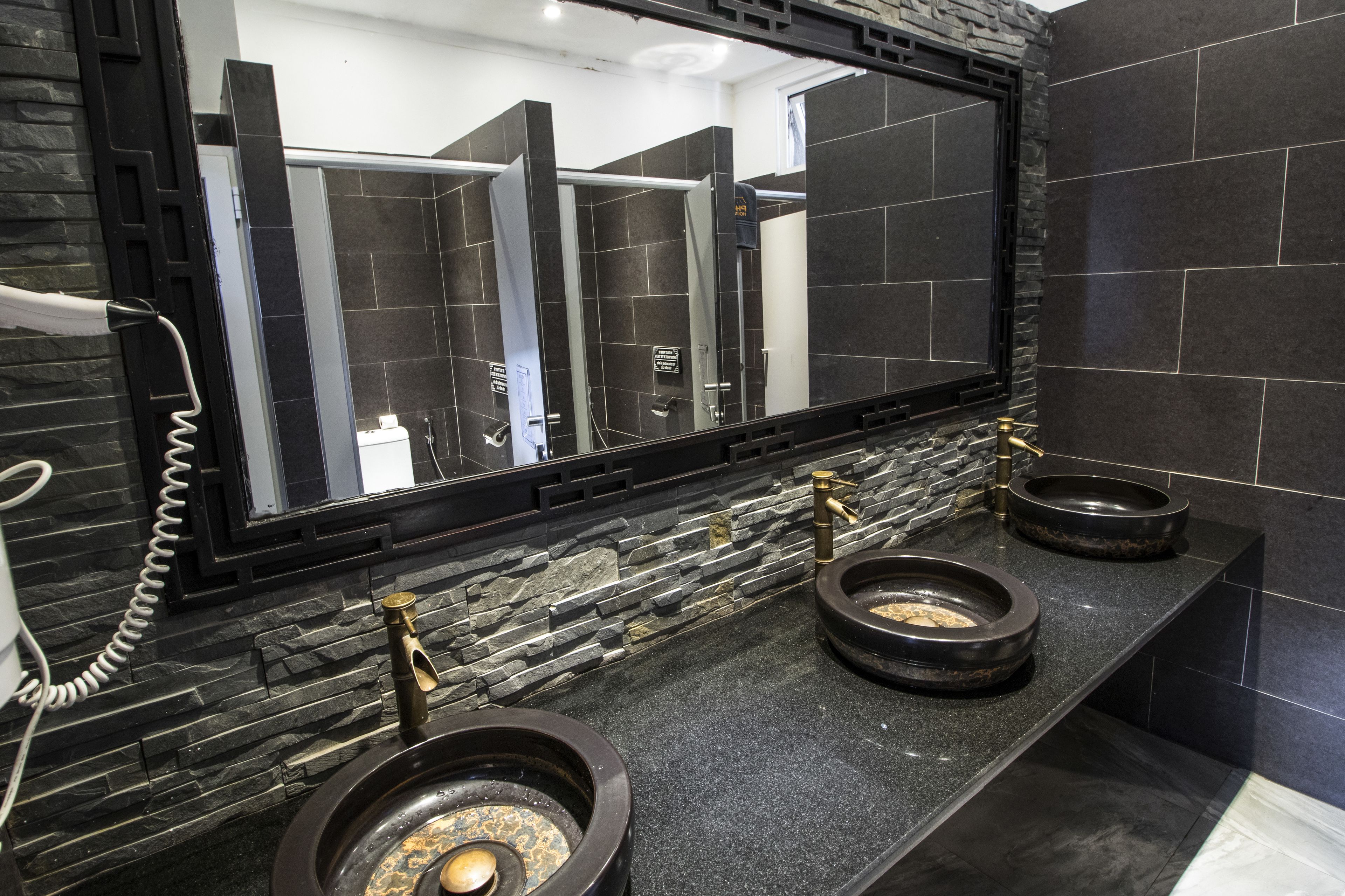 8-bed mixed dorm, ocean view | bathroom sink