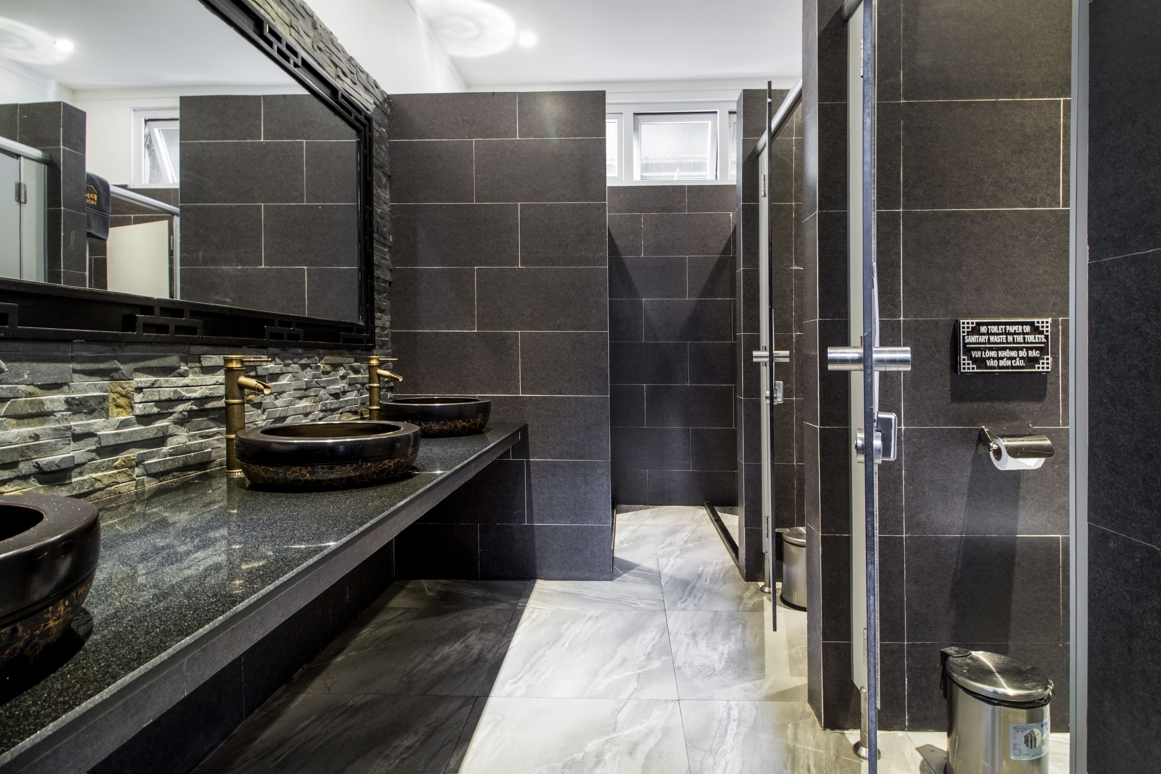 standard double or twin room | bathroom | shower, free toiletries, bidet, towels