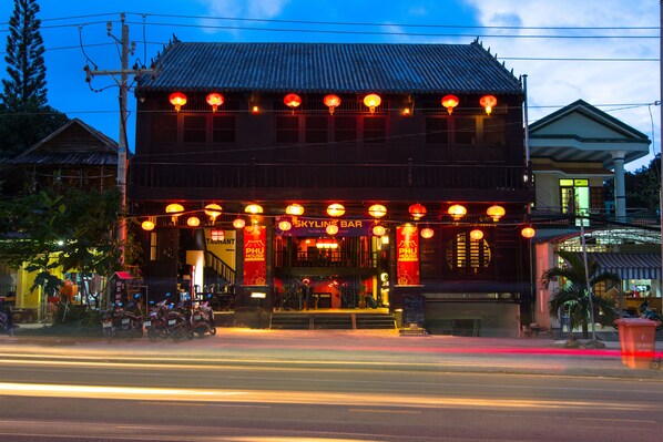 Majoituspaikan julkisivu illalla/yöllä