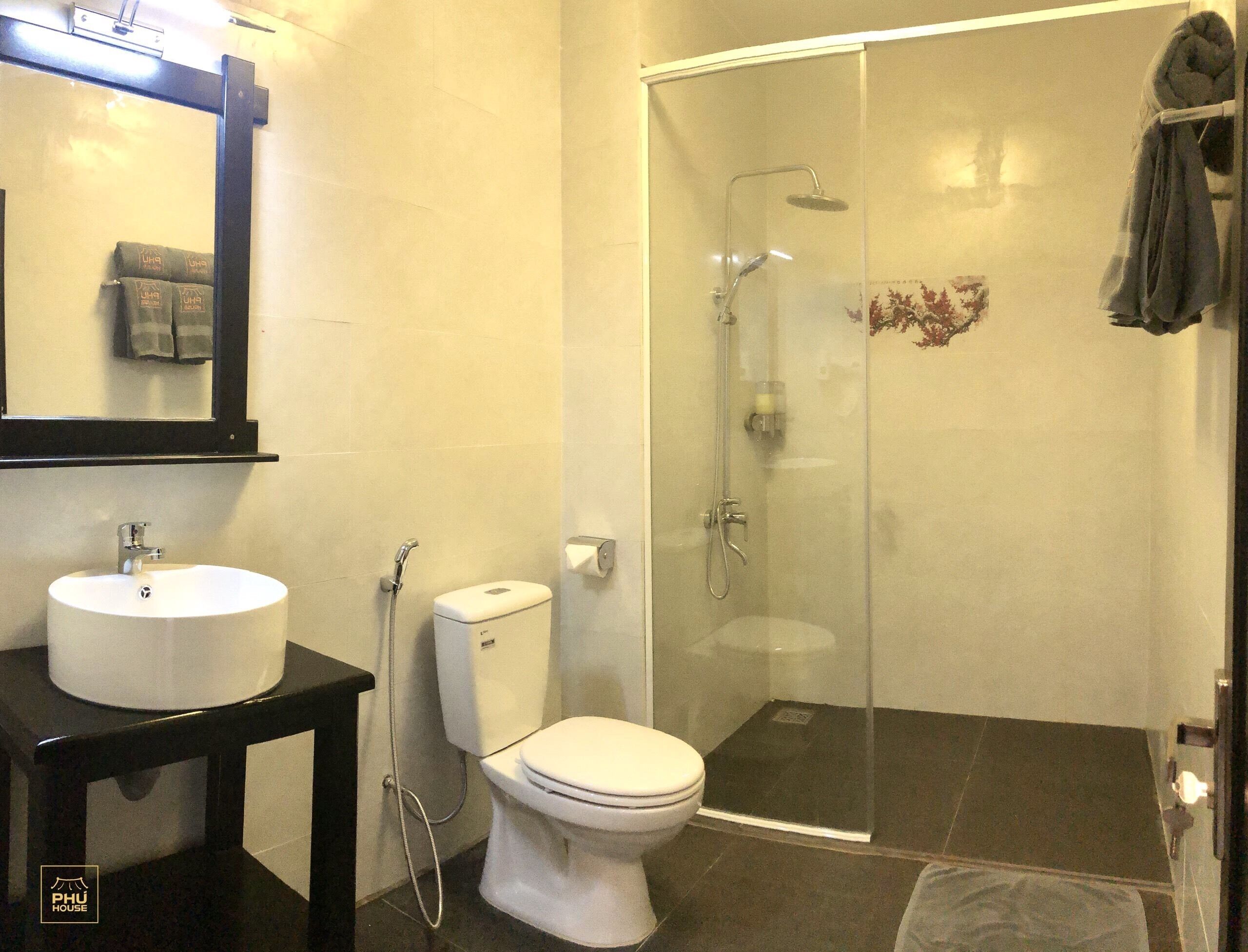 deluxe room, 1 bedroom | bathroom | shower, free toiletries, bidet, towels