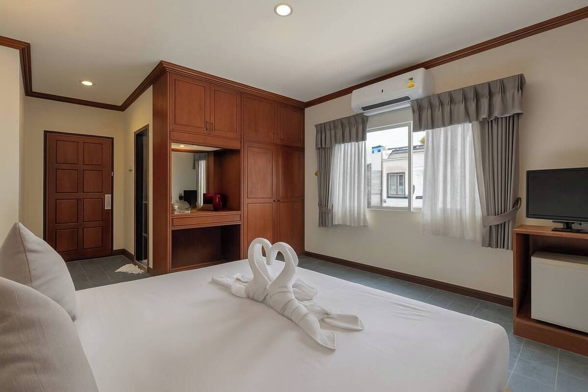 Free minibar, in-room safe, individually decorated, desk