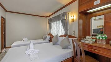 Een kluis op de kamer, individueel gedecoreerd, een bureau