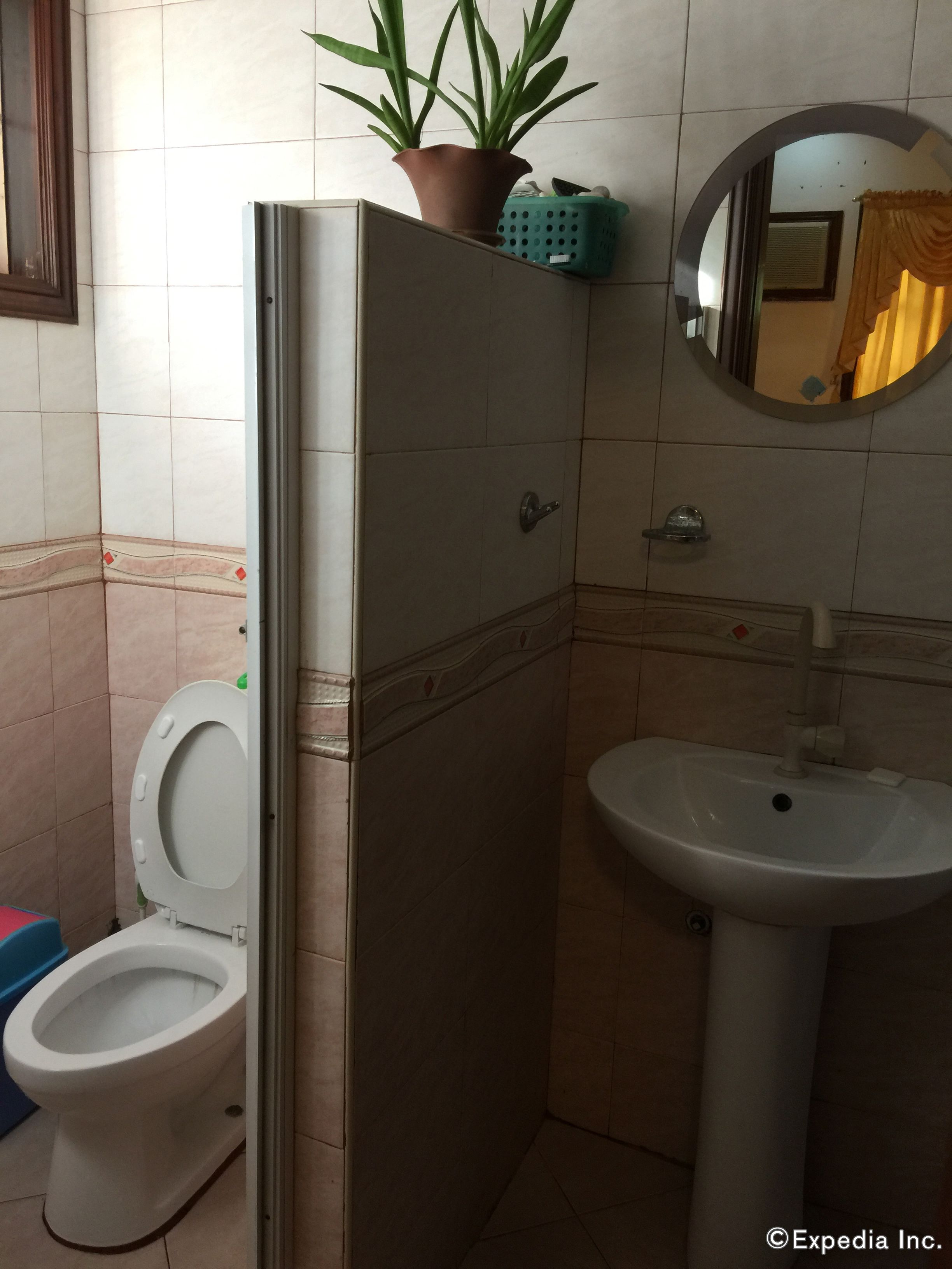 family single room, 2 double beds | bathroom | shower, free toiletries, towels