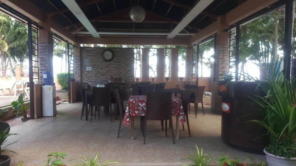 breakfast, lunch, dinner served; local and international cuisine