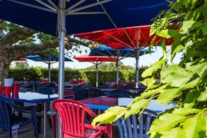 Lunch and dinner served, American cuisine - Stars and Stripes - Motel Steighof (Brutten)