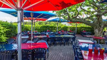 Lunch and dinner served, American cuisine