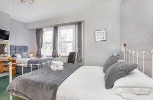 Tabla de planchar con plancha, wifi gratis y ropa de cama 