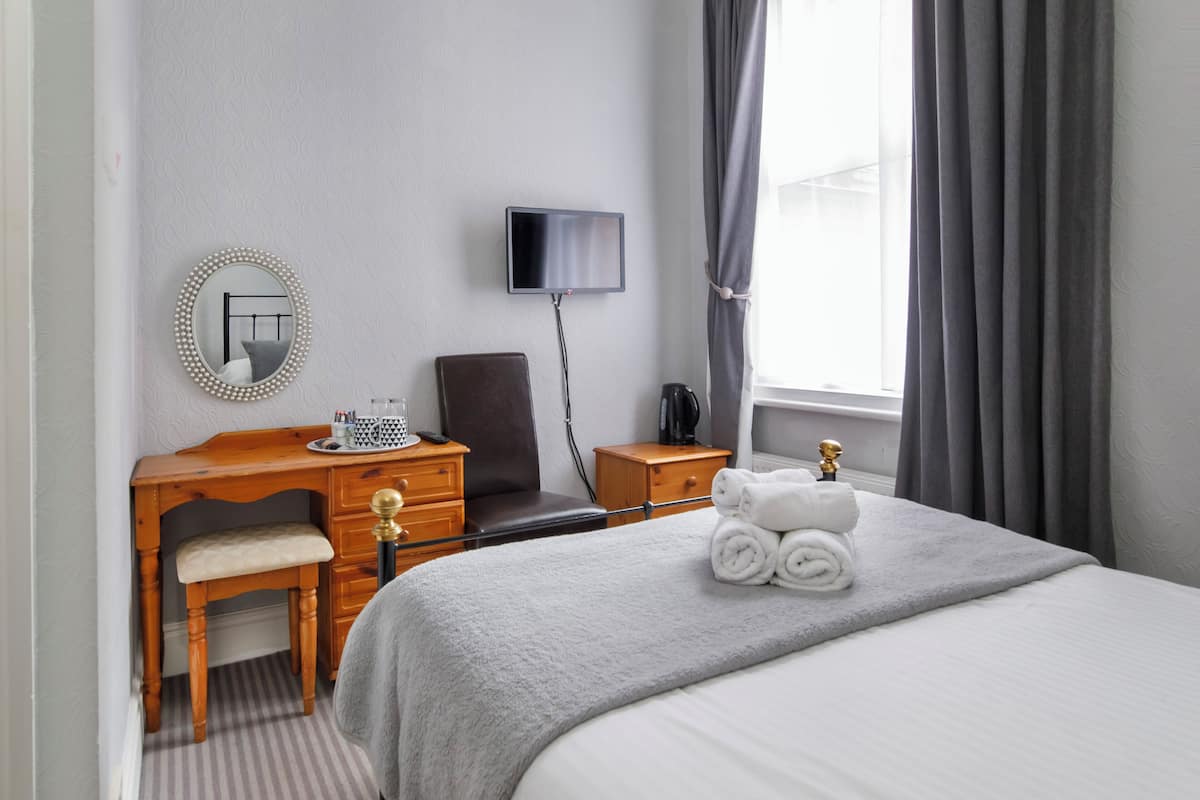 Tabla de planchar con plancha, wifi gratis y ropa de cama