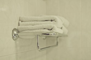 Shower, towels - Abbey Lodge Hotel (High Wycombe)