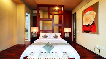 In-room safe, desk, free WiFi