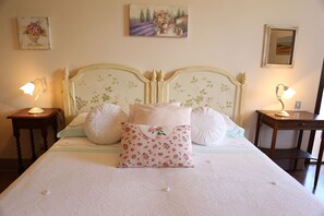 Tremannsrom – comfort, terrasse | Wi-fi (inkludert) og sengetøy