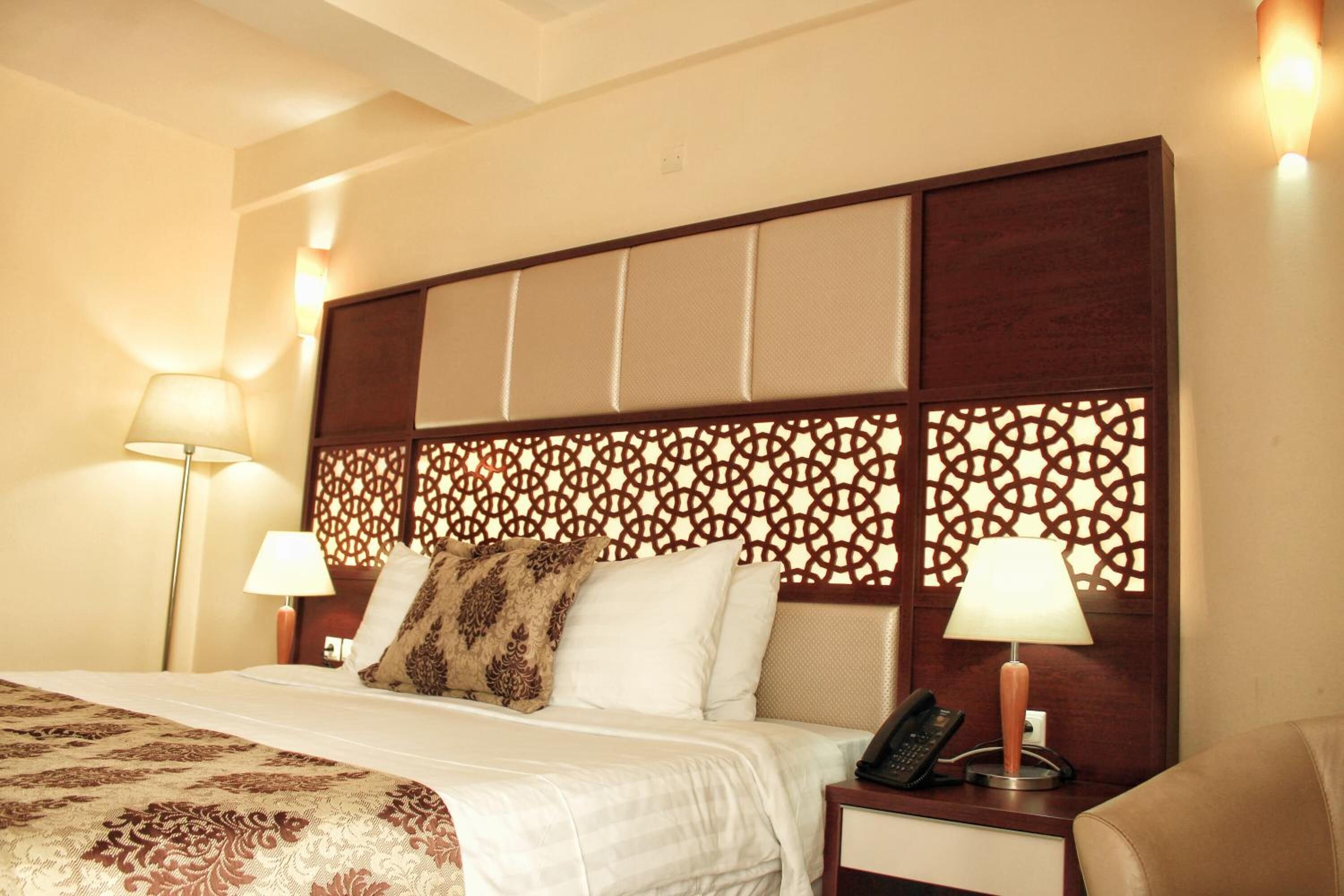 Ropa de cama de alta calidad, minibar, caja fuerte y escritorio