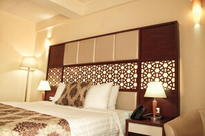 Ylelliset vuodevaatteet, minibaari, tallelokero huoneessa, työpöytä