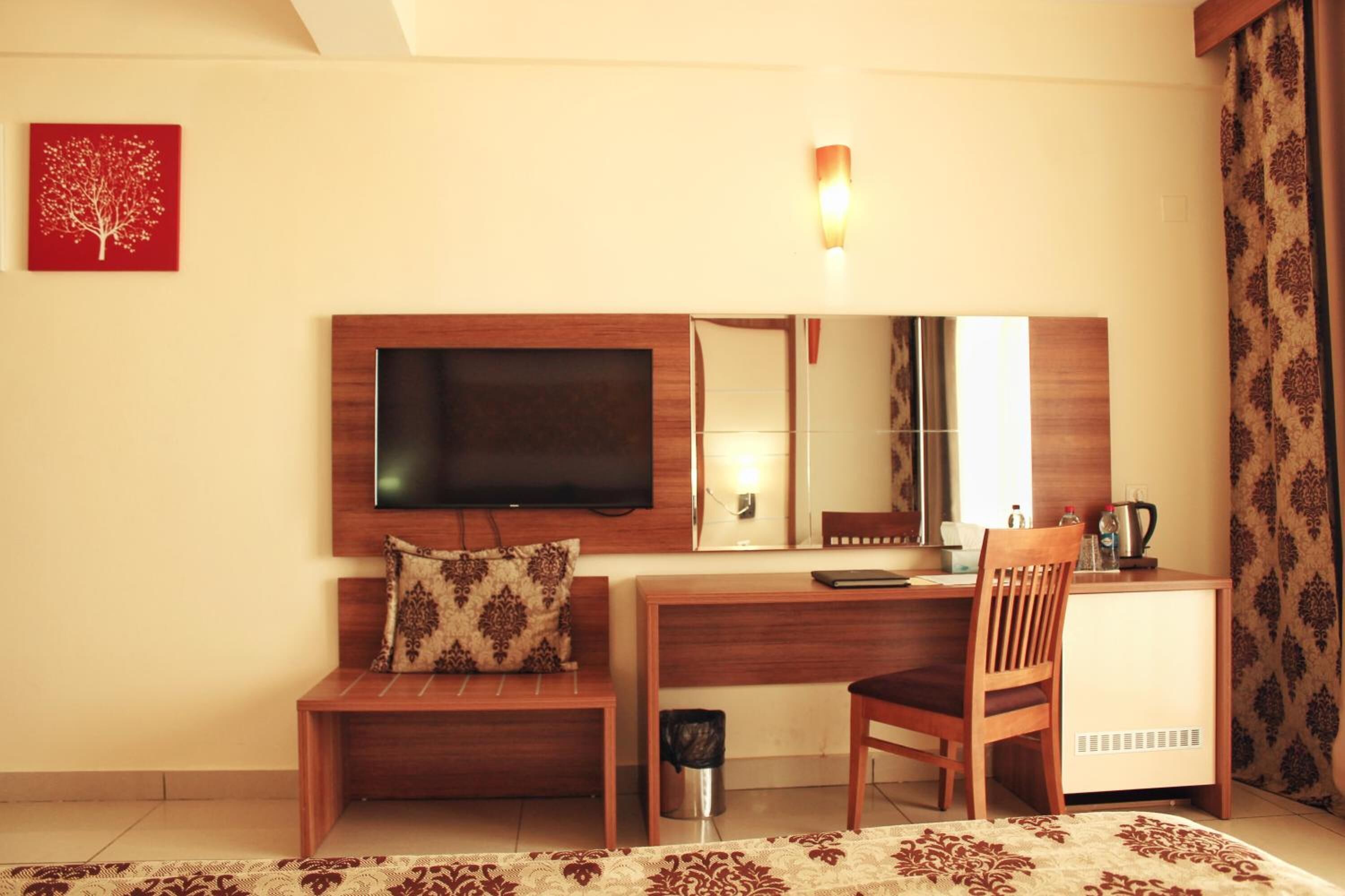 premium bedding, minibar, in-room safe, desk