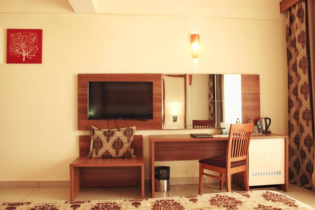 premium bedding, minibar, in-room safe, desk