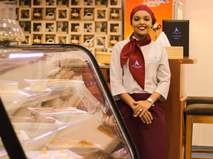 Se sirven desayunos, almuerzos y cenas; cocina local e internacional