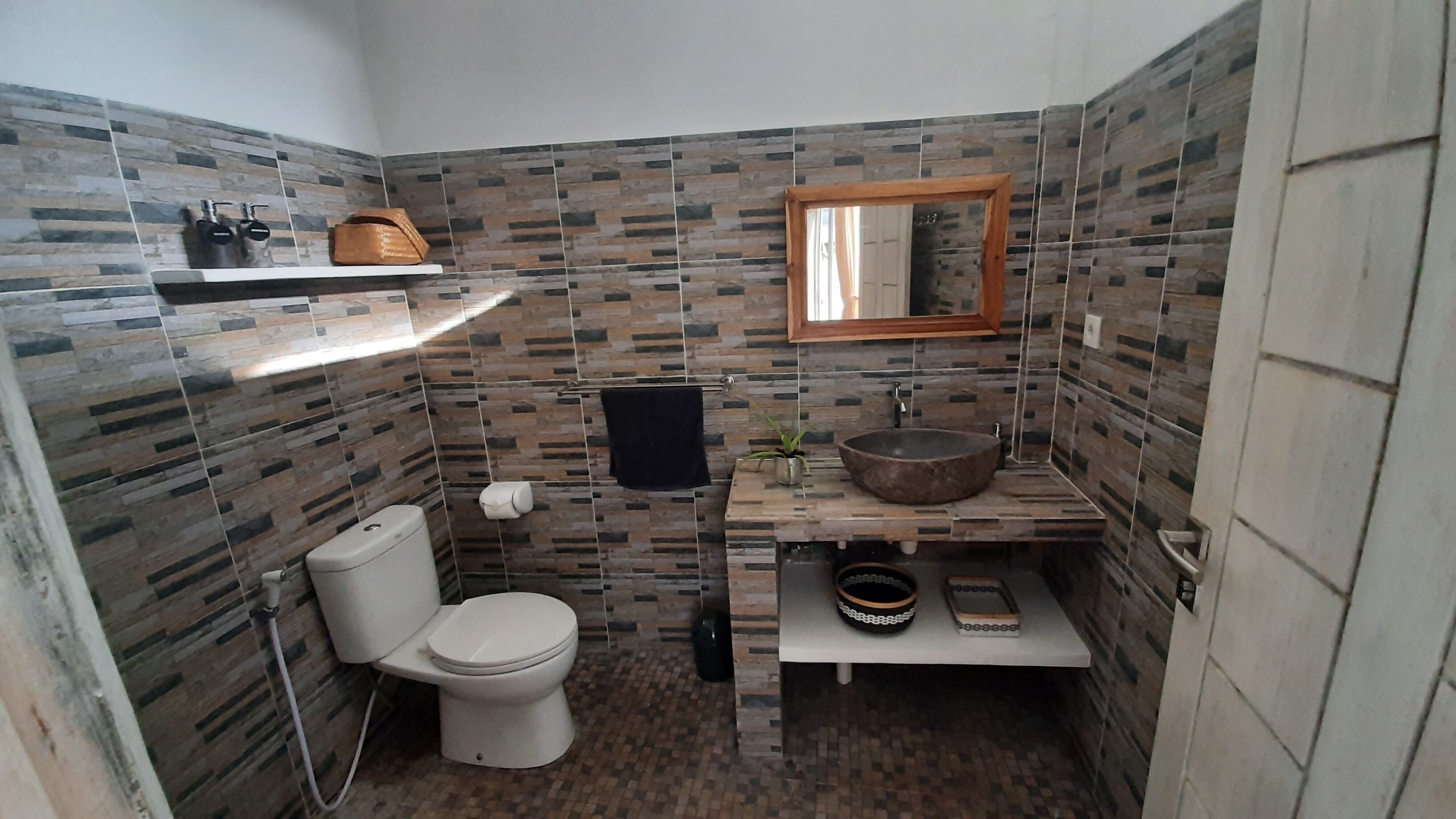 shower, rainfall showerhead, free toiletries, towels