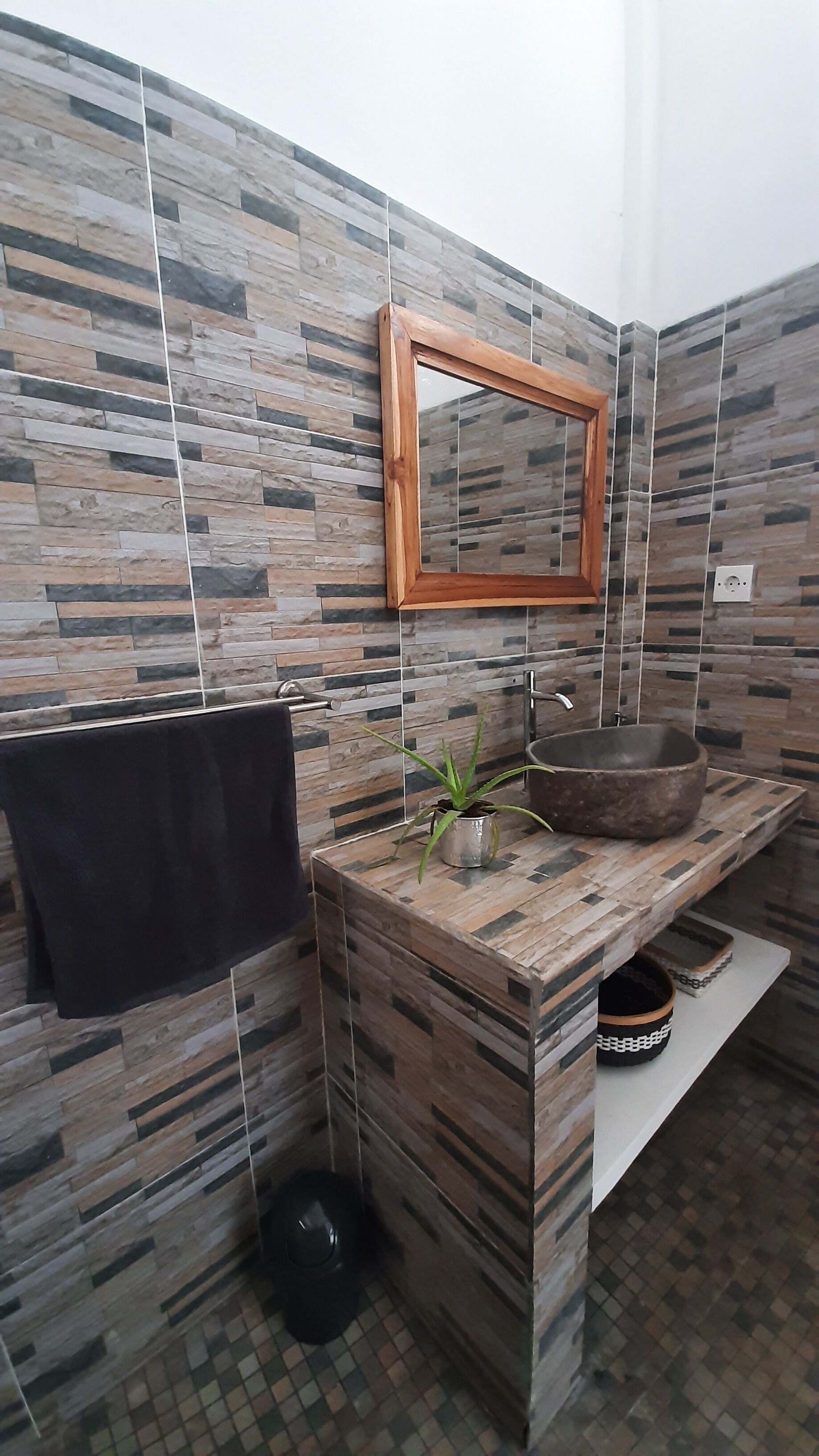 shower, rainfall showerhead, free toiletries, towels