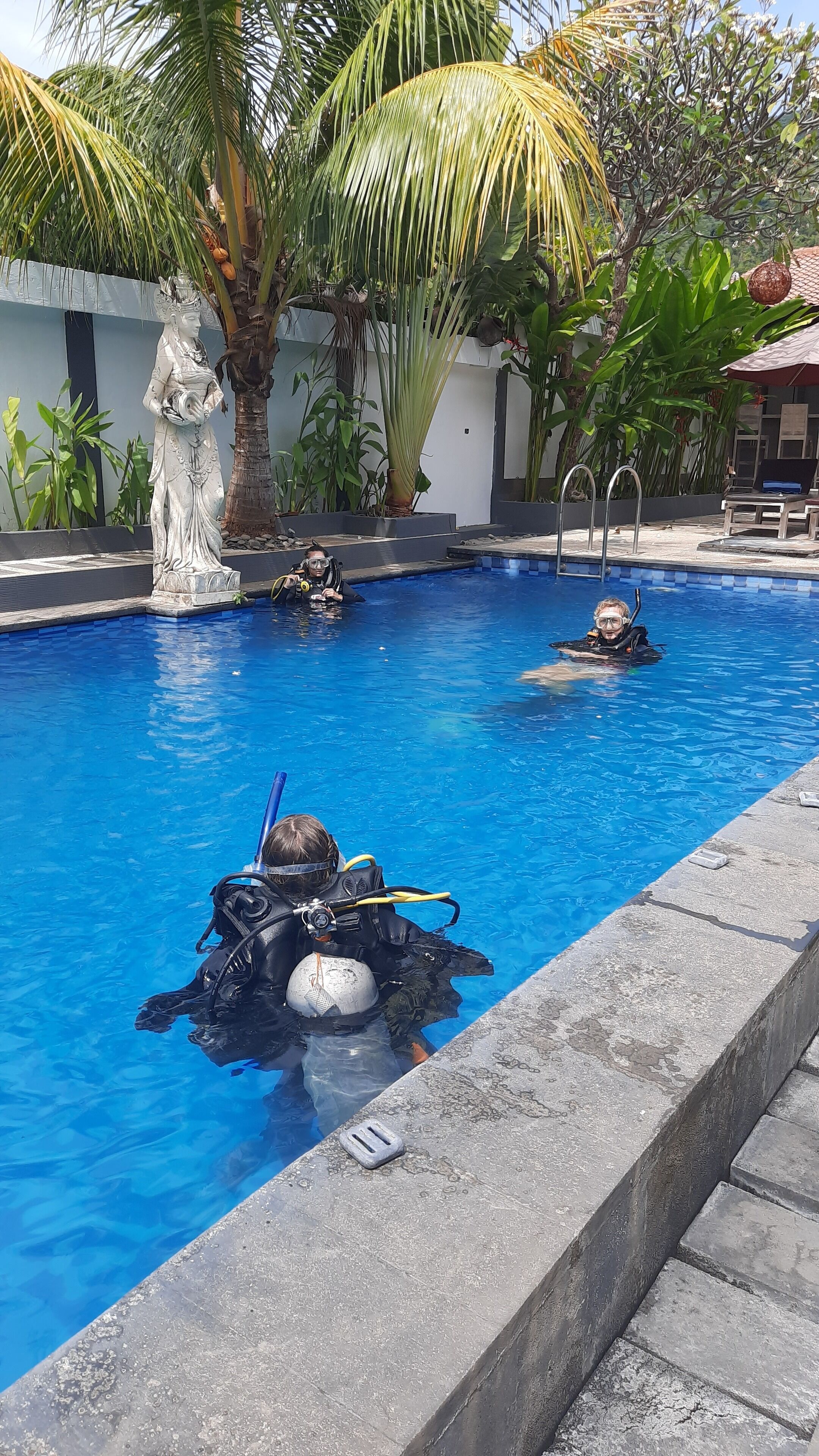 outdoor pool, free pool cabanas, pool umbrellas