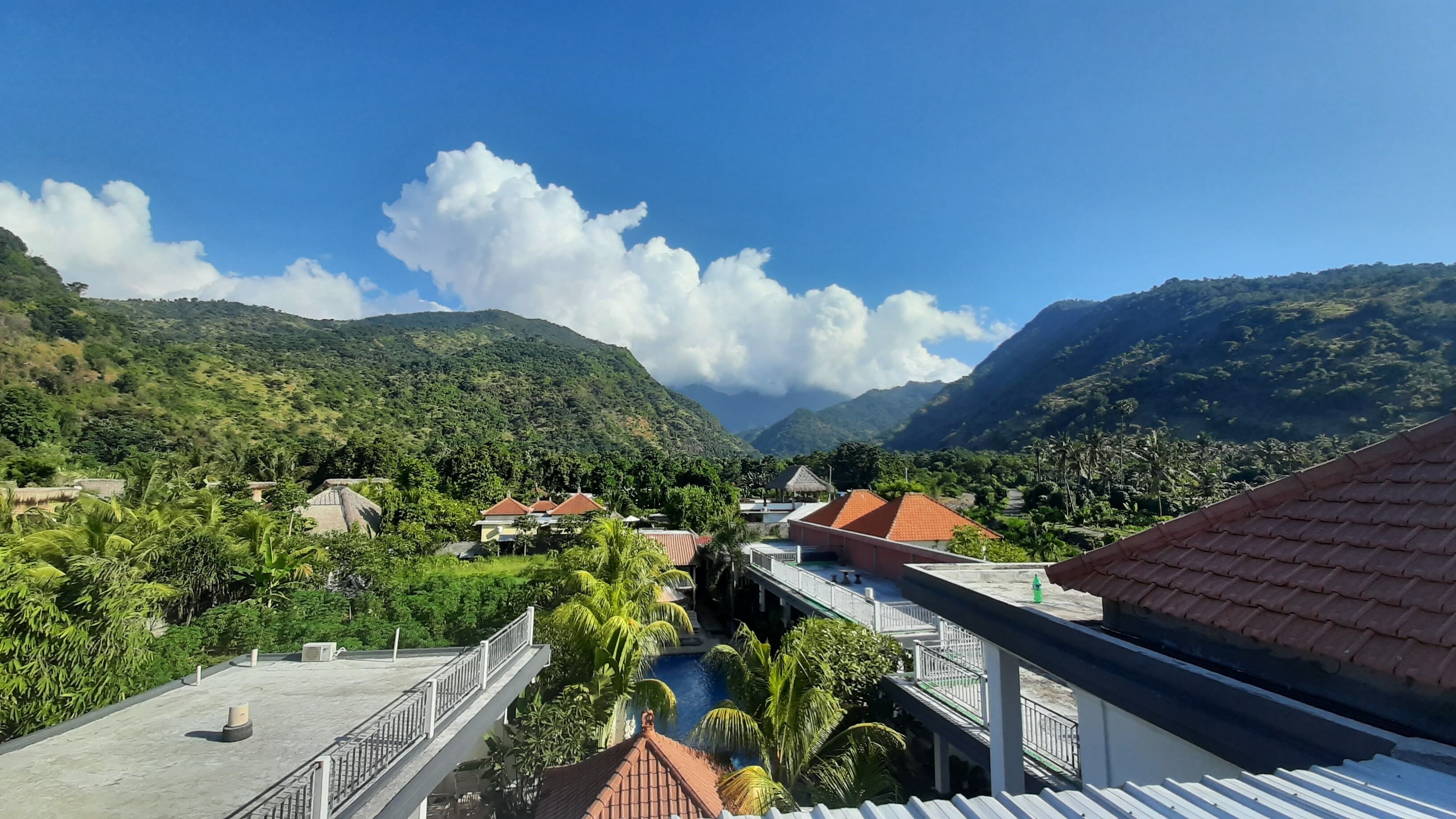 outdoor pool, free pool cabanas, pool umbrellas