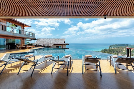 Outdoor pool, an infinity pool. Koi Signature Villa