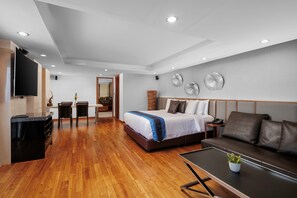 6 kamar tidur, minibar gratis, brankas, dan didekorasi berbeda-beda
