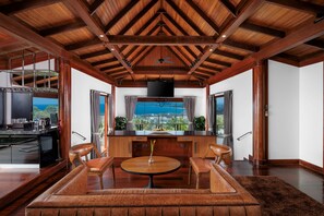 6 habitaciones y minibar con artículos gratuitos 