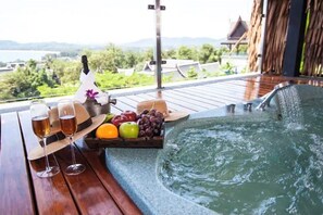 Una piscina al aire libre, una piscina infinita