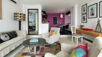 Suite-E-Pie | Living room | 42-inch LED TV with cable channels, TV