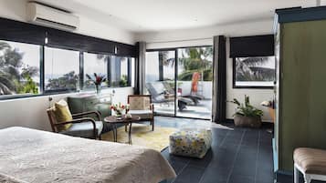 Deluxe Room, 1 Bedroom, Terrace, Ocean View | Peralatan tempat tidur premium, bar mini, peti besi dalam bilik