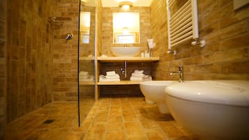 Quadruple Room (A Patrunel) | Bathroom | Shower, rainfall showerhead, free toiletries, hair dryer