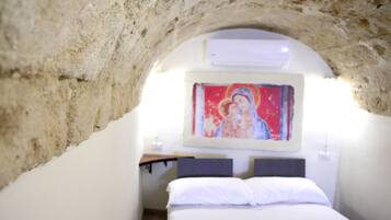 Down duvets, minibar, desk, free WiFi