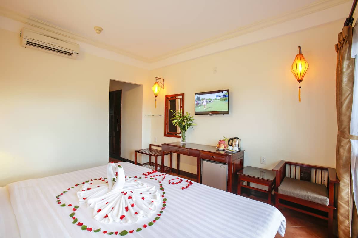 Standard Double or Twin Room, Balcony | Minibar, in-room safe, desk, WiFi (free)