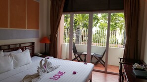 Habitación estándar con 1 cama matrimonial o 2 individuales, balcón | Minibar, caja de seguridad en la habitación, escritorio y wifi gratis 