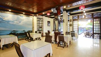 Breakfast, lunch, dinner served; local and international cuisine