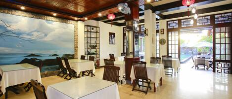 Breakfast, lunch, dinner served; local and international cuisine