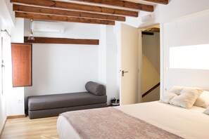 Cofres nos quartos, ferros/tábuas de passar roupa, berços grátis